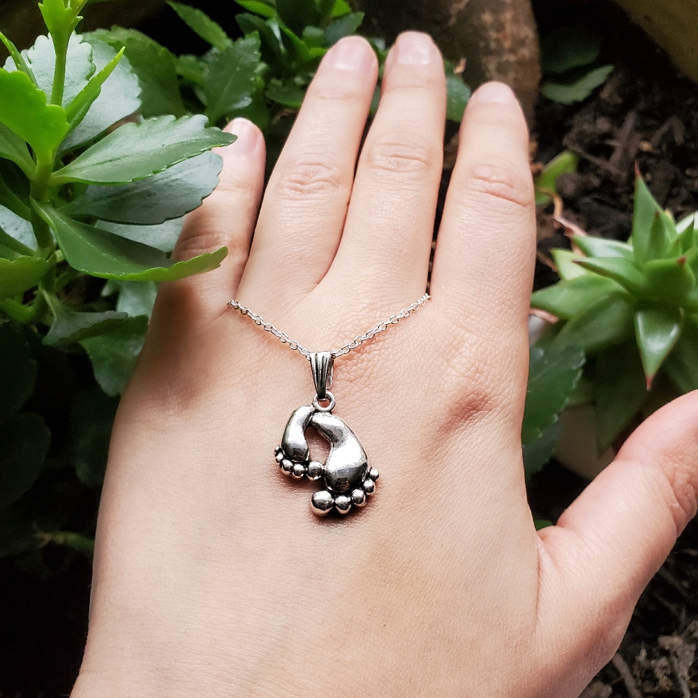 NWOT Little Feet Necklace - Picture 10 of 12